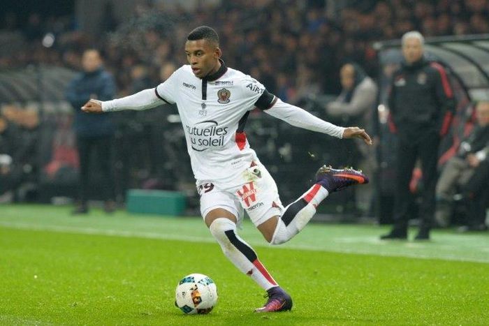 Nice's Brazilian defender Dalbert Henrique dribbles during the French L1 football match Guingamp against Nice on November 30, 2016 at the Roudourou stadium in Guingamp