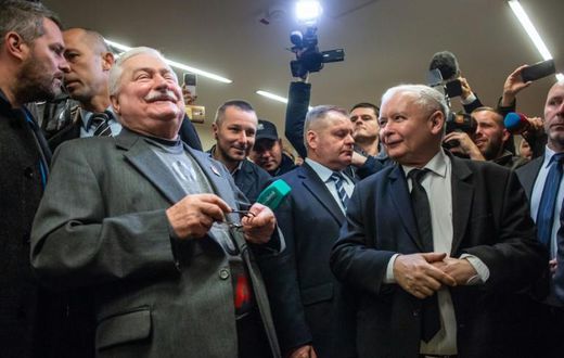 Polish arch-rivals Lech Walesa (L) and Jaroslaw Kaczynski met for the first time in years at the court in Gdansk last month