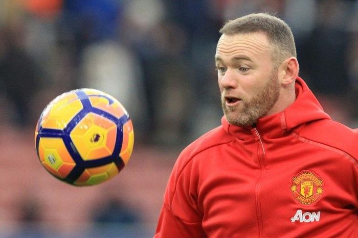 Manchester United's striker Wayne Rooney warms up on January 21, 2017