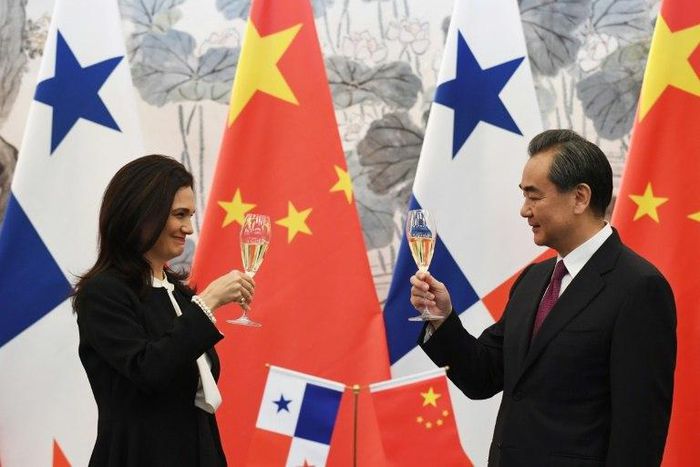 Panama's Vice President and Foreign Minister Isabel de Saint Malo (L)and Chinese Foreign Minister Wang Yi drink a toast after signing a joint communiqué on establishing diplomatic relations, in Beijing on June 13, 2017
