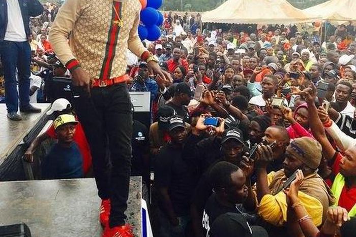 Willy Paul performing