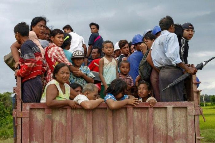 People fleeing from a conflict area in Myanmar's Rakhine state