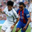 Former Barcelona star Edgar Davids (R) fights for the ball with ex-Manchester United's South Korean midfielder Park Ji-Sung during a charity match in Barcelona, on June 30, 2017