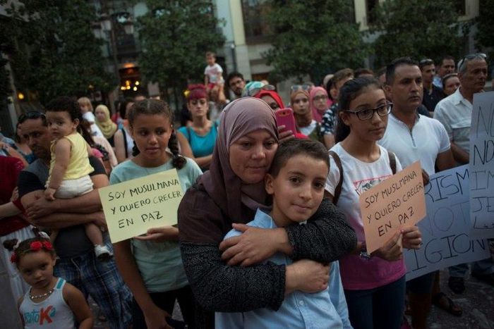 A Muslim woman hugs a child during a demonstration in Granada on August 23, 2017 in protest against a surge in anti-Islamic hate crimes following the deadly attacks in Barcelona and Cambrils