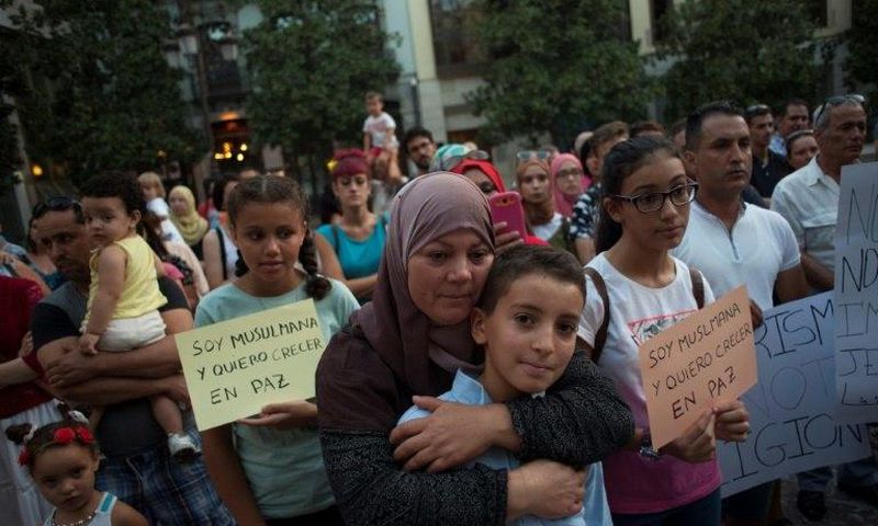 A Muslim woman hugs a child during a demonstration in Granada on August 23, 2017 in protest against a surge in anti-Islamic hate crimes following the deadly attacks in Barcelona and Cambrils