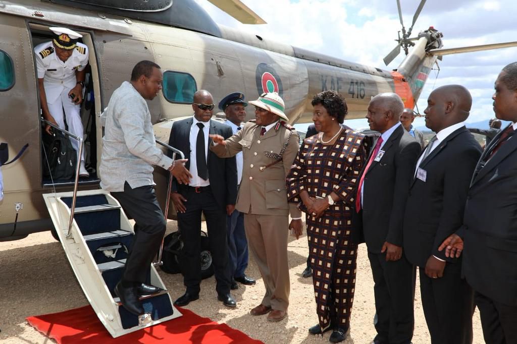 “Orengo wewe ni bure kabisa” Uhuru at Kalonzo father’s burial