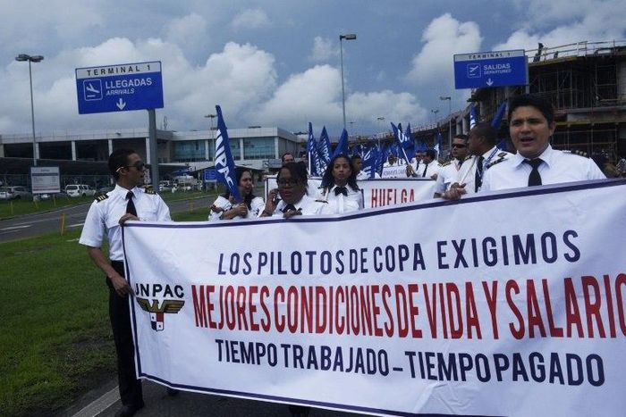 Copa Airlines pilots protest in front of the Tocumen airport on June 8, 2017 in Panama City demanding a pay rise