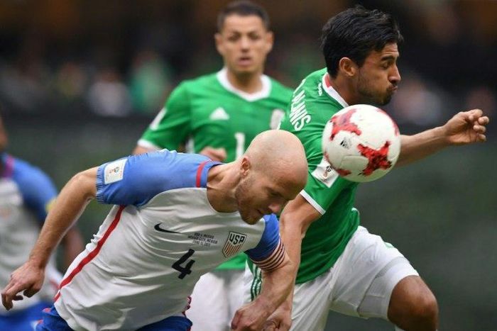 USA's Michael Bradley (L) fights for the ball with Mexico's Oswaldo Alanis during their FIFA World Cup CONCACAF qualifier, in Mexico City, on June 11, 2017