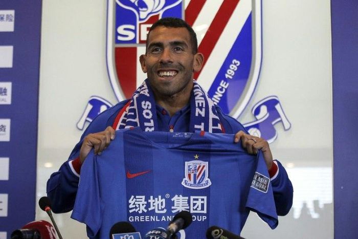 Argentine striker Carlos Tevez posing with a jersey of his new club Shanghai Shenhua during a press conference in Shanghai, on January 21, 2017