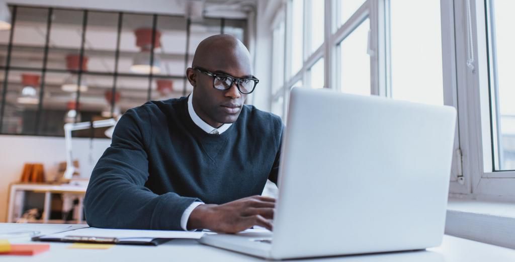 black person using laptop(JetMag)