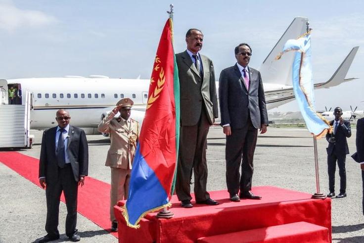 Eritrea's President Isaias Afwerki (L) and Somalia's President Mohamed Abdullahi Farmajo reviewed an honour guard after the Eritrean leader arrived in Mogadishu to firm up bilateral ties