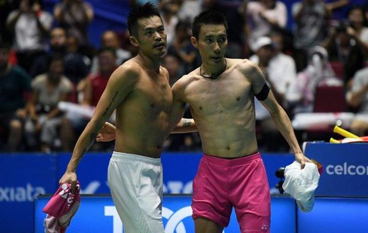 Lin Dan (left) embraces badminton rival Lee Chong Wei after their match at the Malaysia in April 2017