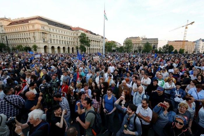 Prostesters gather at the parliament buliding in Budapest, on May 21, 2017, as they take part in a demonstration against tough laws targeting foreign-backed NGOs and higher education institutions, amid rising tensions between Budapest and Brussels