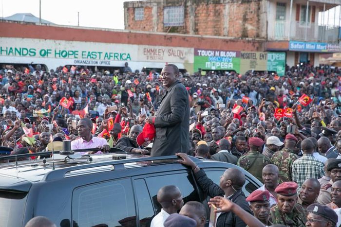 President Uhuru Kenyatta with residents of Mosoriot, Nandi County.