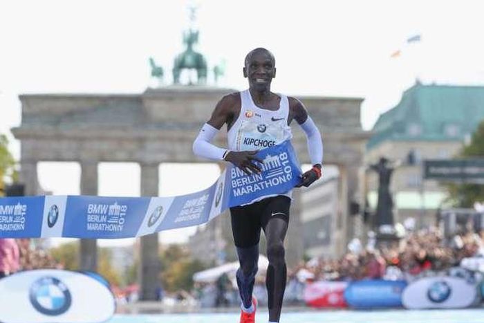Eliud Kipchoge crosses the finish-line at Berlin's Brandenburg Gate