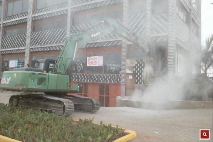 Police forced to use teargas as Taj Mall demolition continues