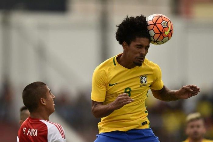 Brazilian player Douglas Luiz (right) vies for the ball with Paraguayan player Guillermo Paiva during their South American Championship U-20 match in the Bellavista stadium in Ambato, Ecuador on January 22, 2017