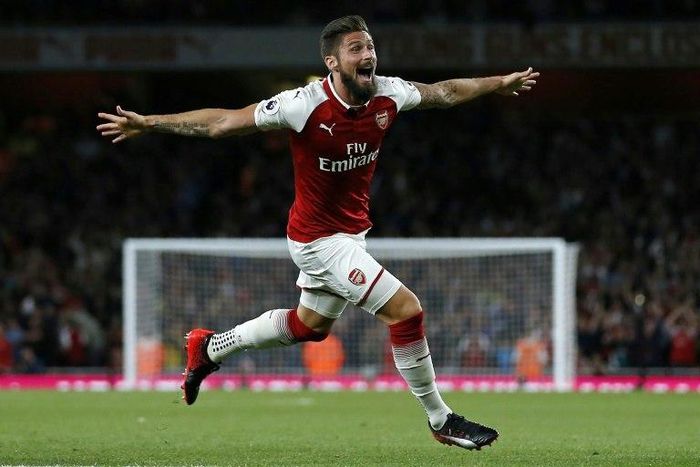 Arsenal's striker Olivier Giroud celebrates scoring Arsenal's fourth goal during the English Premier League football match against Leicester City at the Emirates Stadium in London on August 11, 2017