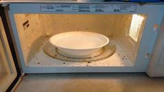 A simple and convenient way to clean your dirty microwave