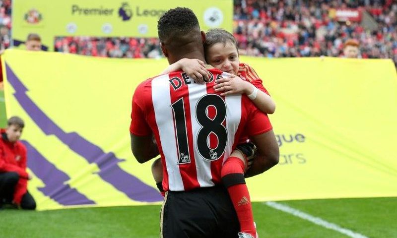 Jermain Defoe carried Bradley Lowery onto the pitch as Sunderland and Swansea fans held a moving tribute for the cancer-stricken toddler at the Stadium of Light on May 13, 2017