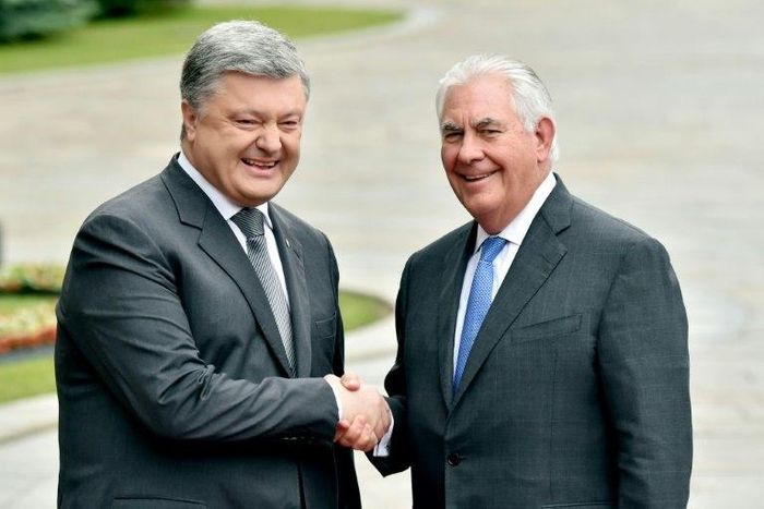 Ukrainian President Petro Poroshenko (left) welcomes US Secretary of State Rex Tillerson to Kiev on July 9, 2017