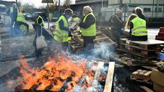 "Yellow vests" blocked access to an oil depot in Le Mans on Tuesday. "Emmanuel Macron is a little boy who's never been told ‘you shouldn't do that’. The guy thinks he's God!" one of them said