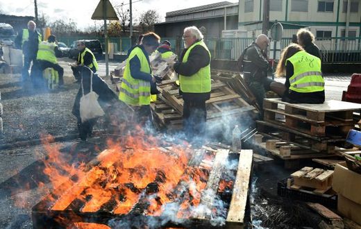 "Yellow vests" blocked access to an oil depot in Le Mans on Tuesday. "Emmanuel Macron is a little boy who's never been told ‘you shouldn't do that’. The guy thinks he's God!" one of them said