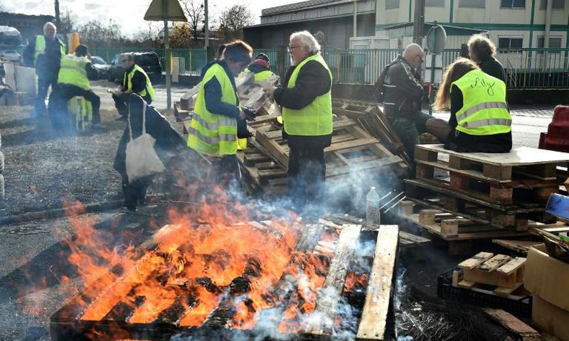 "Yellow vests" blocked access to an oil depot in Le Mans on Tuesday. "Emmanuel Macron is a little boy who's never been told ‘you shouldn't do that’. The guy thinks he's God!" one of them said