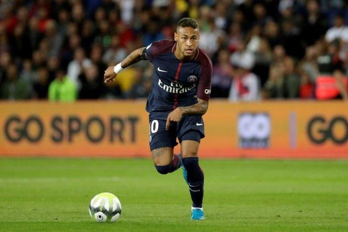 Paris Saint-Germain's Brazilian forward Neymar drives the ball during the French L1 football match against Toulouse at the Parc des Princes stadium in Paris on August 20, 2017