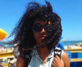 woman wearing sunglasses(nuorigins)