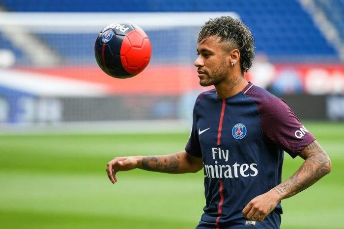 Brazil's Neymar juggles a ball during his official presentation at Paris Saint-Germain's Parc des Princes stadium on August 4, 2017
