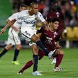 Metz' midfielder Geronimo Poblete (R) vies with Monaco's defender Fabinho during the French L1 football match between August 18, 2017