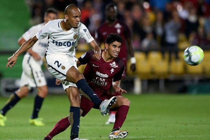 Metz' midfielder Geronimo Poblete (R) vies with Monaco's defender Fabinho during the French L1 football match between August 18, 2017