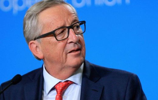 European Commission chief Jean-Claude Juncker makes do without a smartphone