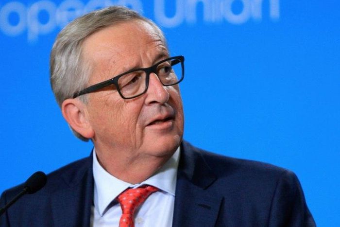 European Commission chief Jean-Claude Juncker makes do without a smartphone