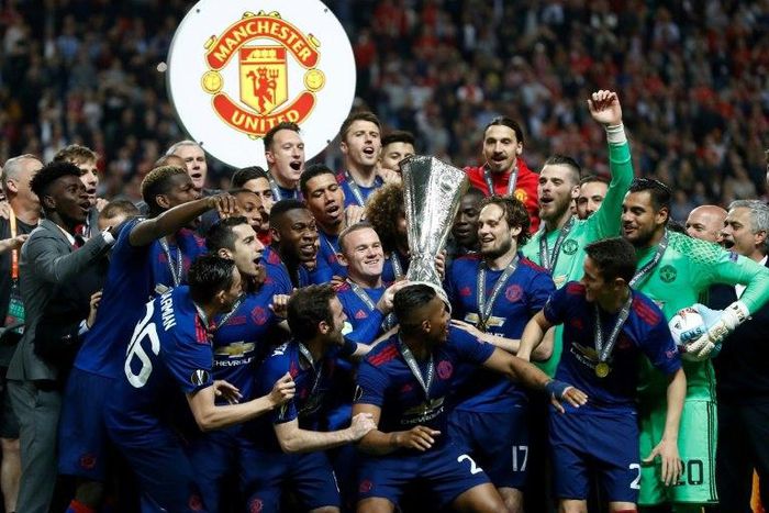 Manchester United's players including English striker Wayne Rooney (C) celebrate with the trophy after the UEFA Europa League final football match agtainst Manchester United on May 24, 2017 at the Friends Arena in Solna outside Stockholm