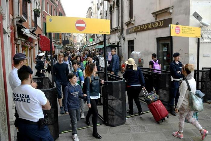 This summer, city officials installed turnstiles to control the flow of people in the main streets of Venice. From 2019, they will have to pay for entry
