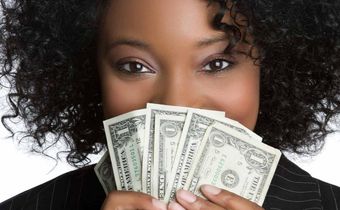 ___9118449___2018___11___19___10___woman-holding-money