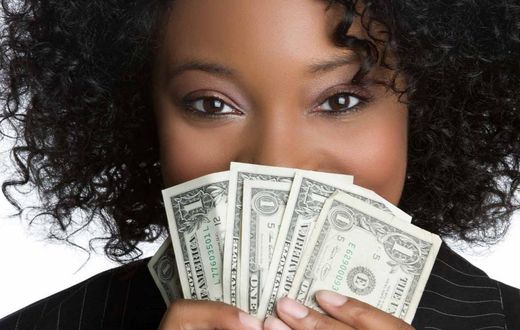 ___9118449___2018___11___19___10___woman-holding-money