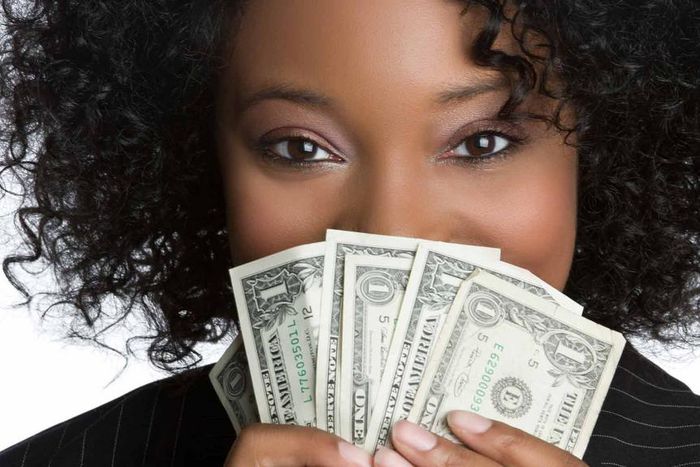 ___9118449___2018___11___19___10___woman-holding-money