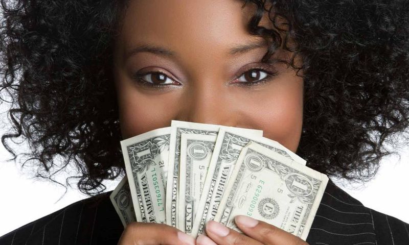 ___9118449___2018___11___19___10___woman-holding-money