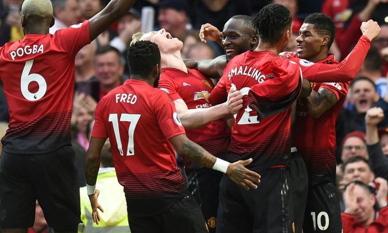 Romelu Lukaku (C) celebrates with team-mates after scoring Manchester United's late winner in a 3-2 victory over Southampton at Old Trafford