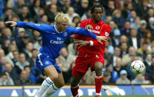 Chelsea's Eidur Gudjohnsen vies for the ball with Middlesbrough's captain Ugo Ehiogu (right) during their Premiership match in April 2004 at Stamford Bridge in London