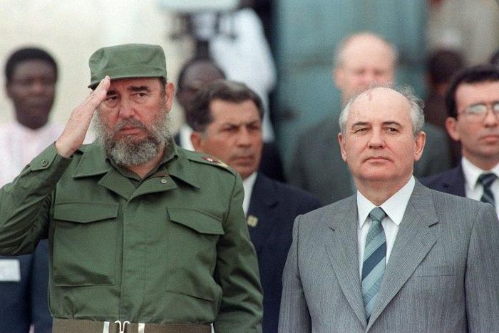 Cuban president Fidel Castro (L) alongside General Secretary of the Communist Party of the Soviet Union Mikhail Gorbachev (R) during the official ceremony for Gorbachev's arrival in Havana on April 2, 1989