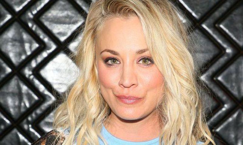So THAT'S Why Kaley Cuoco Has Such Insane Abs