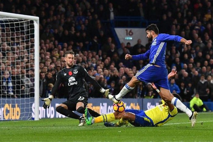 Chelsea's Diego Costa (R) has his attempt blocked by Everton's English-born Welsh defender Ashley Williams as Everton's Dutch goalkeeper Maarten Stekelenburg (L) looks on November 5, 2016