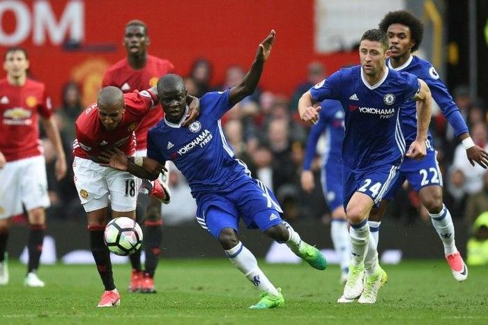 Manchester United's English midfielder Ashley Young (L) vies with Chelsea's French midfielder N'Golo Kante (2L) during the English Premier League football match April 16, 2017