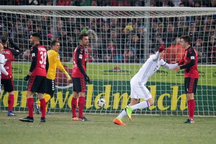 Munich's Polish forward Robert Lewandowski (2ndR) celebrates after he scored during the German first division Bundesliga football match SC Freiburg vs FC Bayern Munich in Freiburg, Germany, on January 20, 2017