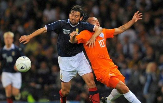 Scotlands's Paul Hartley (L) vies with Wesley Sneijder of The Netherlands during the FIFA 2010 World Cup qualifier at Hampden Park in Glasgow, Scotland, on September 9, 2009