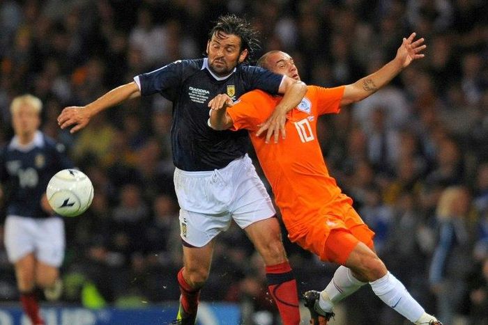 Scotlands's Paul Hartley (L) vies with Wesley Sneijder of The Netherlands during the FIFA 2010 World Cup qualifier at Hampden Park in Glasgow, Scotland, on September 9, 2009